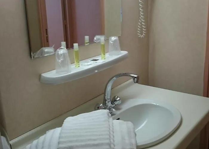 Brit Du Ban Hotell 2*